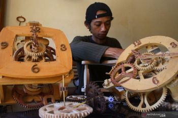 Kerajinan jam kayu