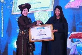 Lisda Hendrajoni menerima penghargaan Wanita Inspiratif Indonesia