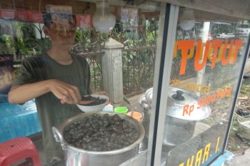 Warga Bogor menyebutnya Tutut, sajian kuliner keong air tawar