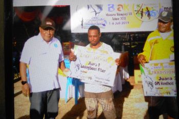 Pemancing  di Biak meraih hadiah longboat fiber