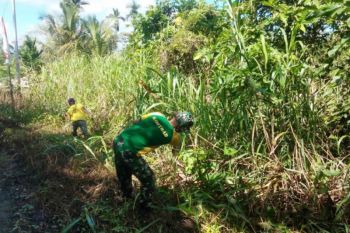Satgas Yonif 328/DGH ajak warga bersihkan lingkungan Kampung Mosso