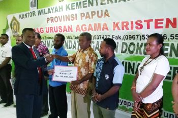Kanwil Kemenag Papua beri bantuan operasional 20 denominasi gereja