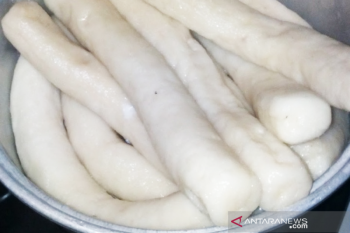 Kerupuk basah dan kawin adat Dayak warisan budaya Indonesia