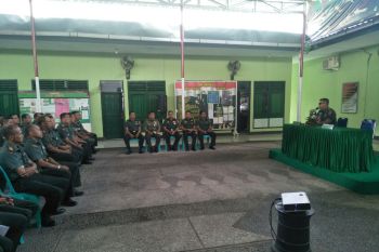 Prajurit TNI dampingi korban banjir di Sultra