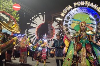 Kostum Tugu Khatulistiwa meriahkan Pawai Budaya Nusantara