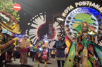 Kostum Tugu Khatulistiwa meriahkan pawai budaya nusantara Apeksi di Semarang