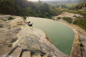 Berendam air hangat alami di Gunung Panjang Bogor