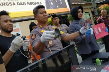 Penyidik memeriksa rekaman CCTV kasus penggerebekan terkait sabu-sabu
