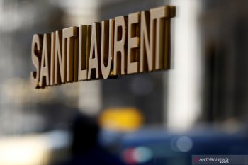 Saint Laurent mundur dari Paris Fashion Week yang digelas September