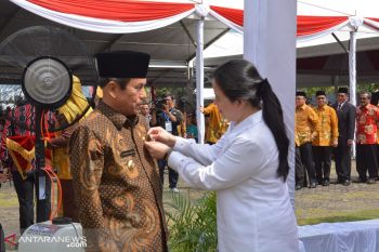 Anugerah tanda kehormatan satyalancana pembangunan KKBPK disematkan ke Bupati Sijunjung