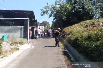 Keluarga Sutopo menyiapkan kedatangan jenazah dari Tiongkok