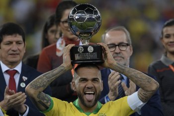 Alves jadi pesepak bola dengan trofi terbanyak dalam sejarah
