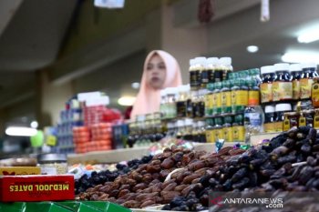 Pedagang berikan tips simpan oleh-oleh haji agar tetap awet dan segar