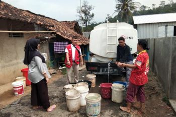 PMI Lampung distribusikan air bersih kepada warga