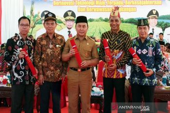 Gubernur Kalteng dan tiga bupati dianugerahi lencana emas KTNA