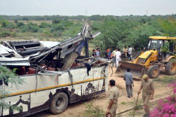 21 tewas dan 61 orang terluka akibat bus padat penumpang terjun ke lereng di Kashmir India
