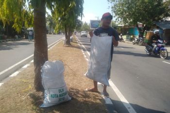 Puluhan karung disiapkan atasi sampah asrama haji Mataram