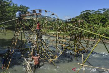 Kincir air mengairi lahan pertanian
