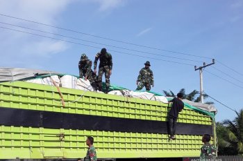 Empat hari bertugas, Yonif Raider amankan 199 karung pakaian bekas
