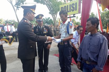 Dua warga Agam ini mendapat penghargaan dari Kepolisian