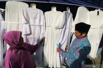 Pedagang pernak-pernik haji musiman