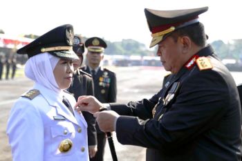 Khofifah terima pin emas kehormatan dari Kapolri
