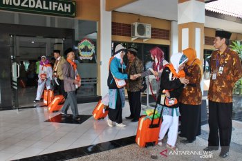 Istri dipulangkan karena hamil, suaminya pun tunda berhaji