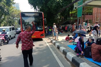 Empat bus Transjakarta disiapkan mengangkut pencari suaka Kebon Sirih