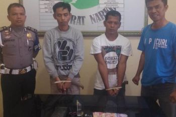 Polres Agam tangkap tiga tersangka narkotika, dua orang sedang mengonsumsi di kamar mandi
