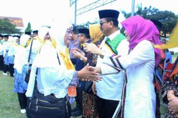 Bupati  lepas 249 calon haji Majene ke Embarkasi Makassar
