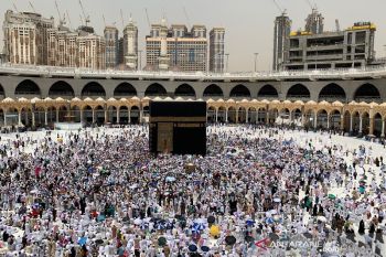 Arab Saudi tangguhkan layanan umrah cegah virus corona
