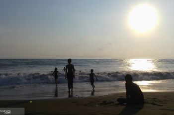 Mau menikmati matahari terbenam, datang ke Pantai Parkit