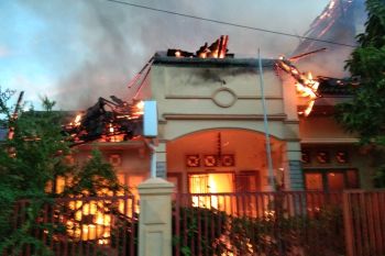 Rumah hangus terbakar di kawasan padat penduduk