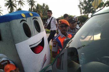 PT KAI dan pecinta kereta api sosialisasi keselamatan di perlintasan kereta
