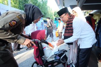 Tiga calon haji Mataram menggunakan kursi roda