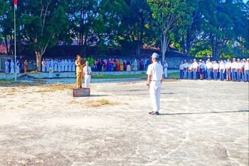 Wali murid ikut upacara hari pertama masuk sekolah