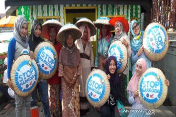BNNP  ingatkan bahaya narkoba melalui pedagang Pasar Terapung