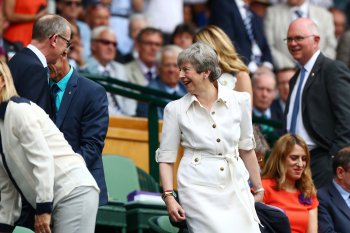 Jelang lengser, PM Inggris Theresa May menari