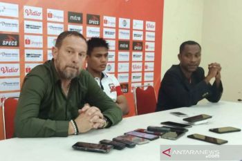 Pelatih Madura United  mengaku kecewa dengan proses gol Boaz Solossa