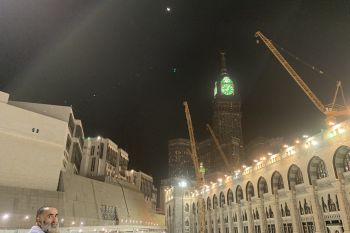 Shalat khusuf di Masjidil Haram ketika gerhana bulan di langit Mekkah