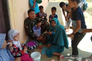 Kala semangat dua bocah perempuan menginspirasi prajurit TNI
