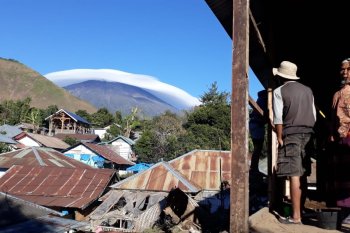 Fenomena "topi awan"  Gunung Rinjani jadi ajang swafoto