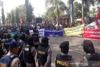 Berbeda pendapat, aksi dua kelompok di Sampit ini tetap berlangsung damai