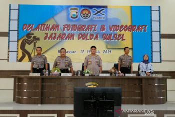 Personel humas  jajaran Polda Sulsel dibekali ilmu fotografi