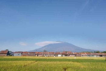 Ini penjelasan BMKG soal terbentuknya "awan topi" di atas Gunung Ciremai