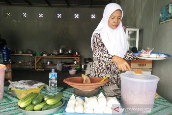 Begini cerita penjual pencok ini hingga mampu berangkat haji bersama anaknya