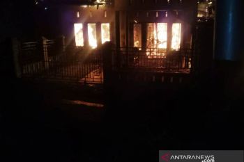 Kamis dini hari, warga Surian dikejutkan si jago merah mengamuk