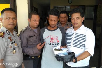 Puluhan tembakan peringatan cegat pelarian Riko Zamza