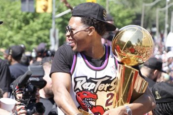 Lowry menjalani operasi jempol kiri