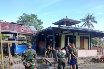 Satgas Yonif 725/WRG renovasi Musala At-Taqwa Keerom
